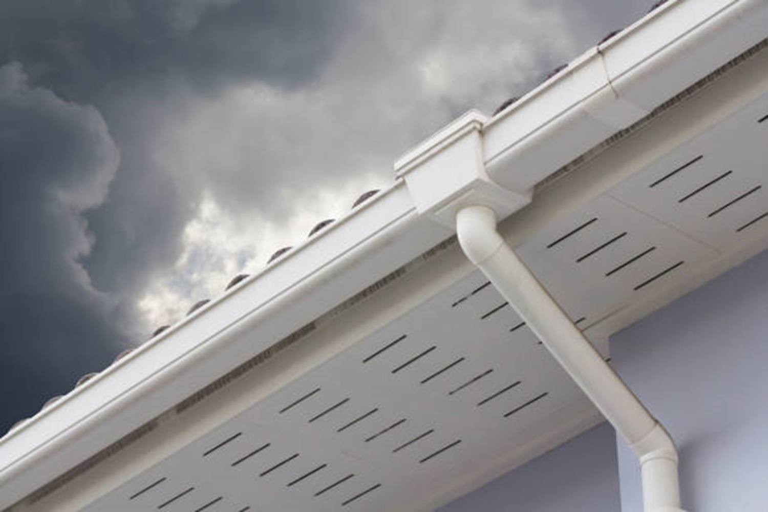 A Guide to Seamless Rain Gutters: Everything You Need to Know